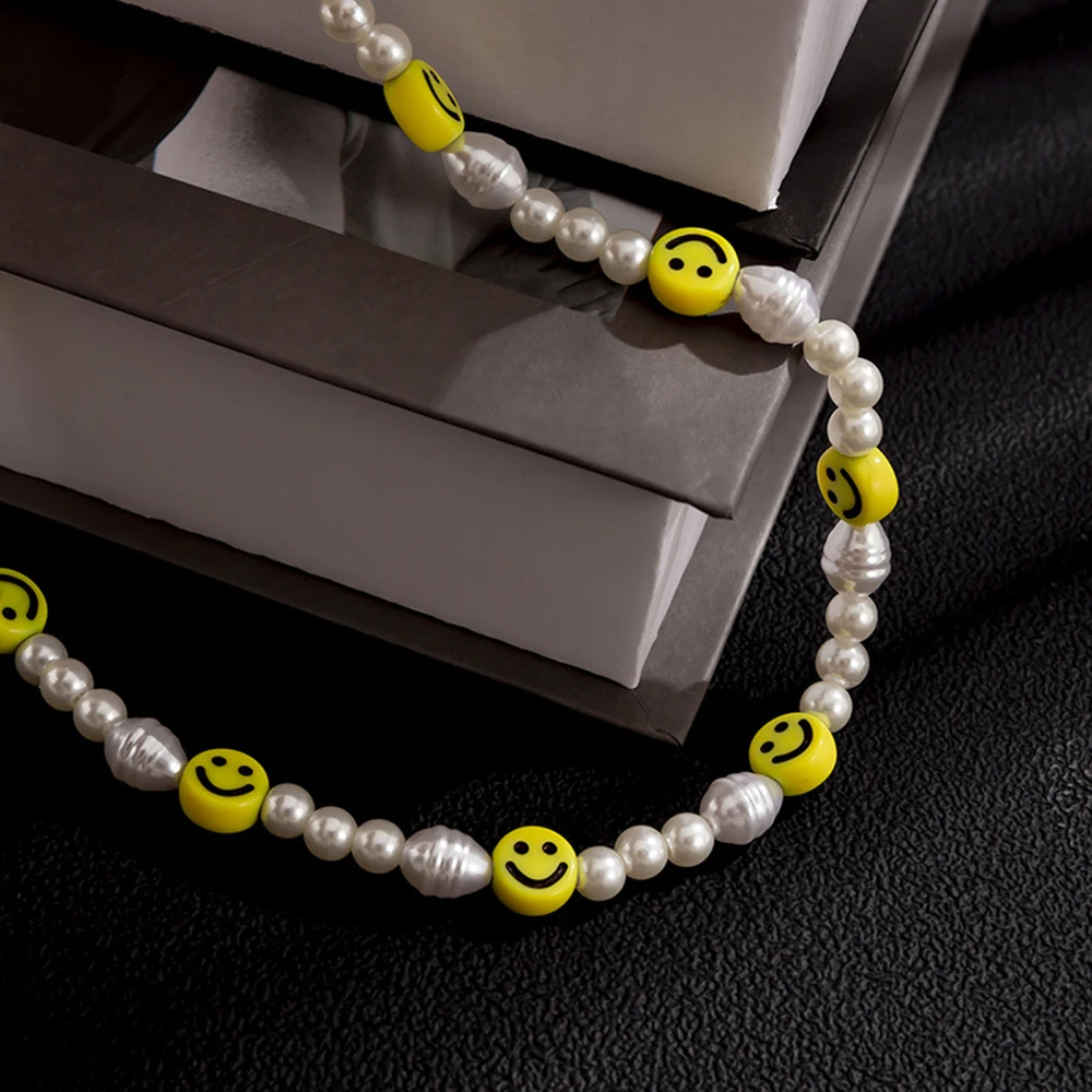 Set di gioielli con volto sorridente di perle - Indossato