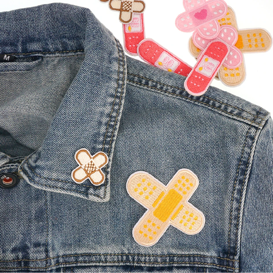 1 Stück ​ Kreuzverband, bestickter Aufnäher, Wundpflaster-Applikation, selbstklebend, zum Aufbügeln, für Kleidungsstücke, Rucksäcke, Jeans – Detail 5
