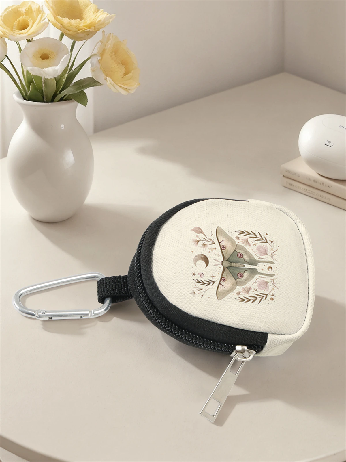 Moth pattern printed mini wallet, zipper change bag with hook clip, headphone key bag, suitable for men and women
