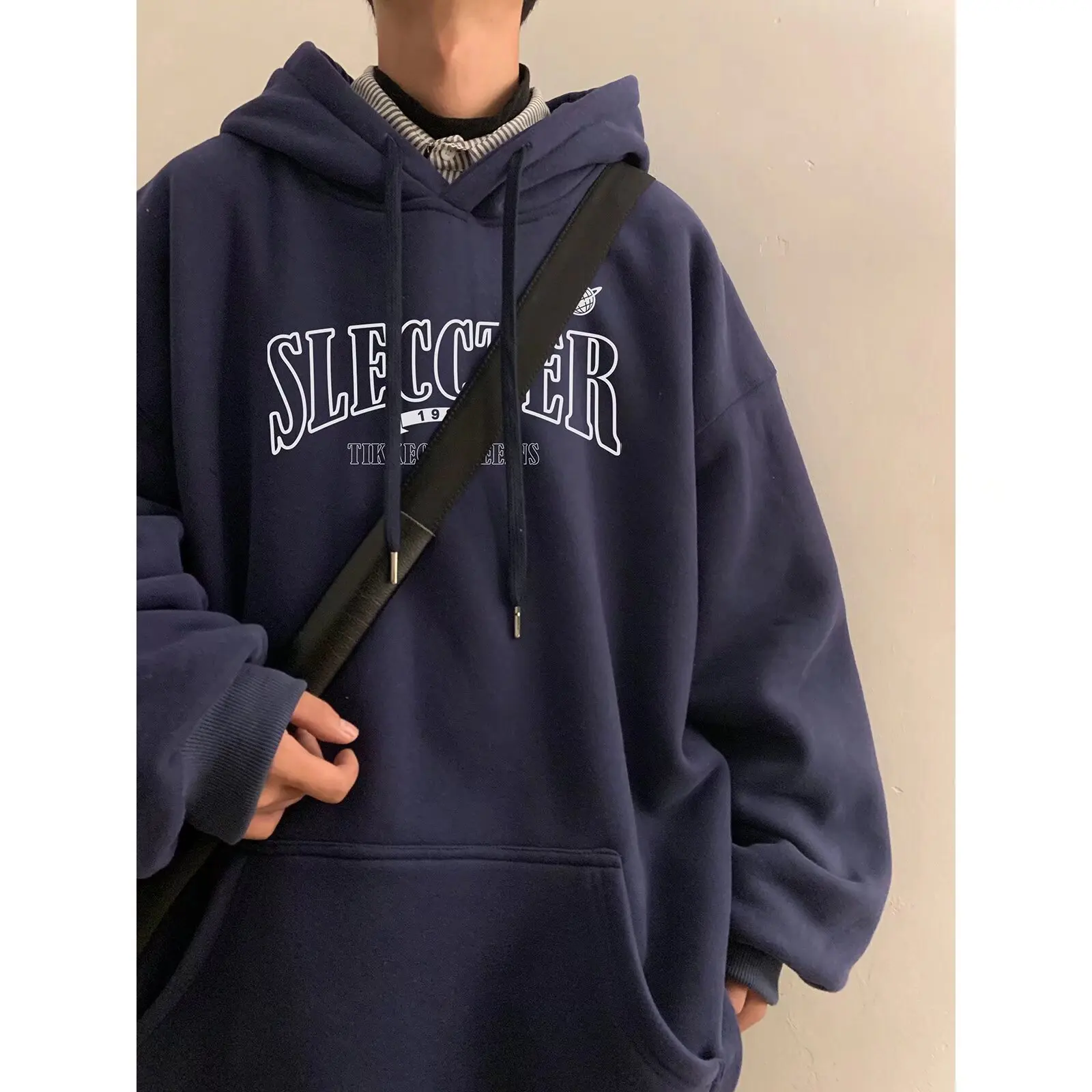 Рисунок 2 - Мужской повседневный серый свитер с капюшоном