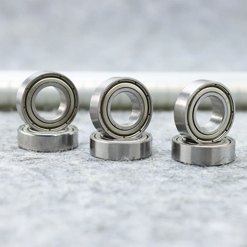 Roulement à billes miniature pour moteur RC, vu de côté, montrant les billes et la cage.