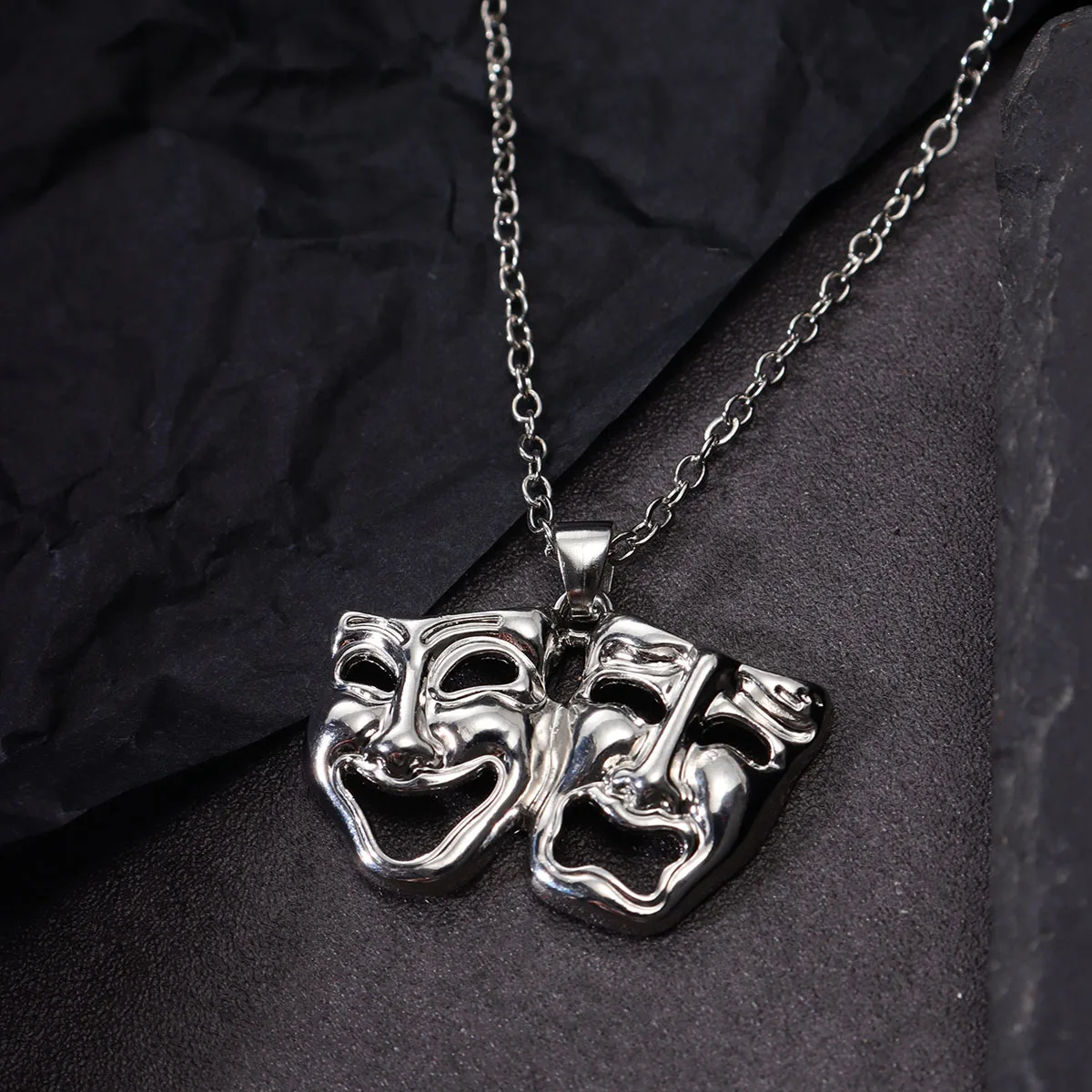 Collier Pendentif Masque Théâtre Argenté - Bijou Gothique Tendance