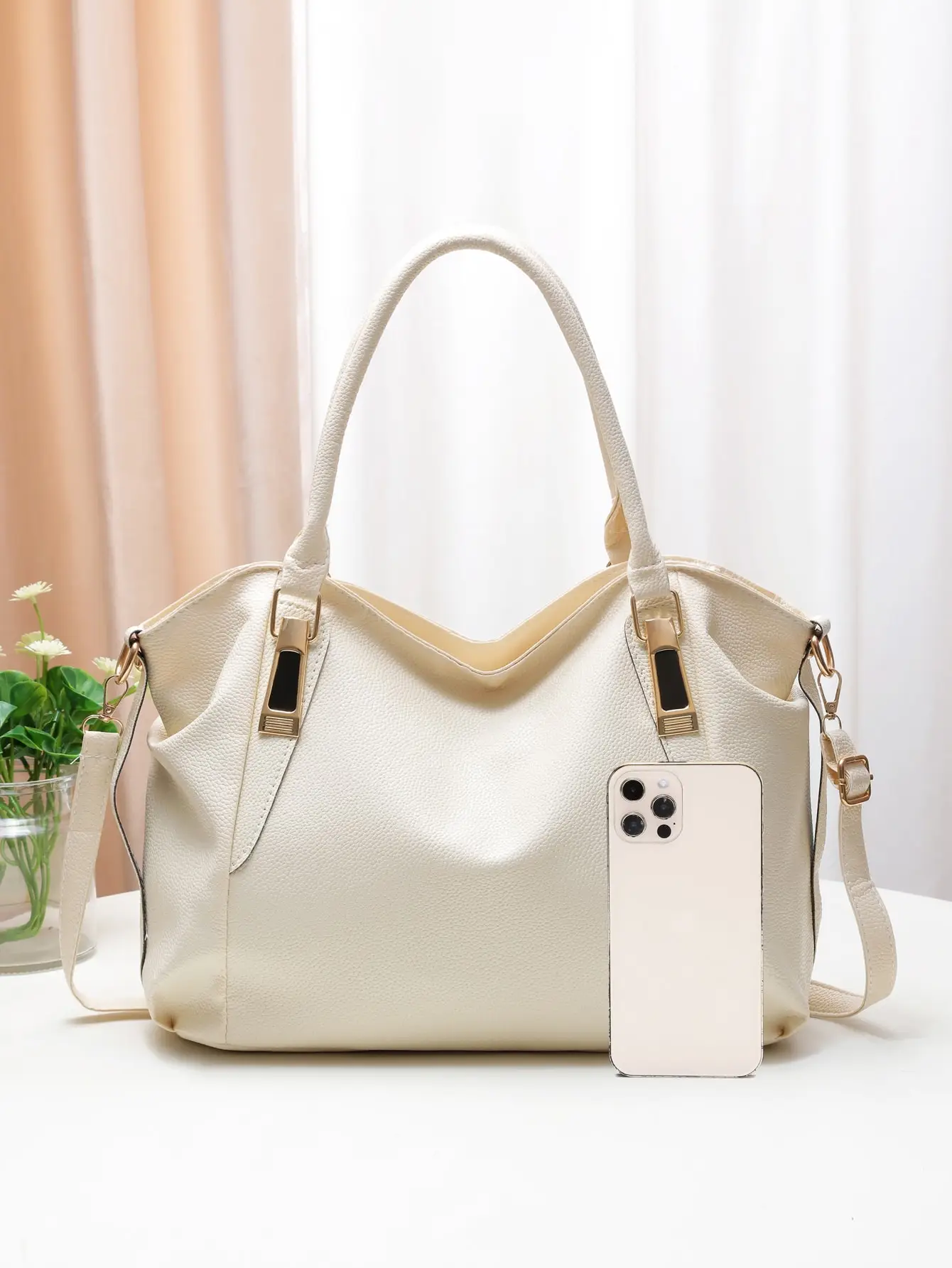 حقيبة كتف نسائية كاجوال وعصرية بلون سادة وناعمة ذا...