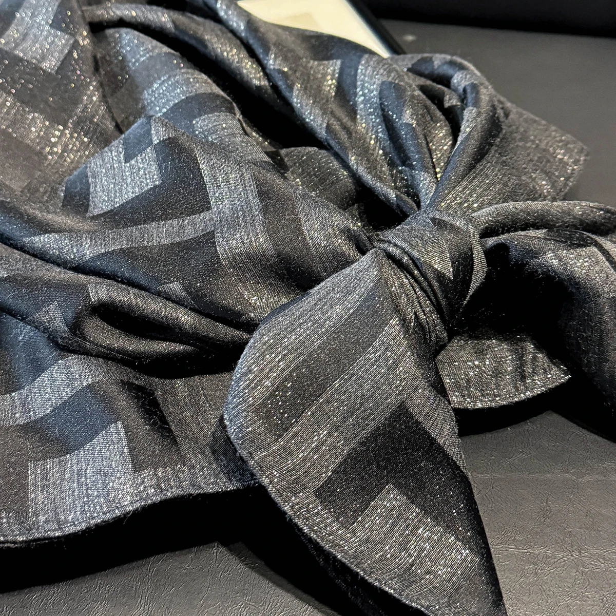2025 Neuester seidiger Kopftuch-Schal für Damen, Bufanda, modischer Jacquard-Schal, ethnische Reise-Schals, bedruckt, dekorativer Sonnenschutz – Detail 5