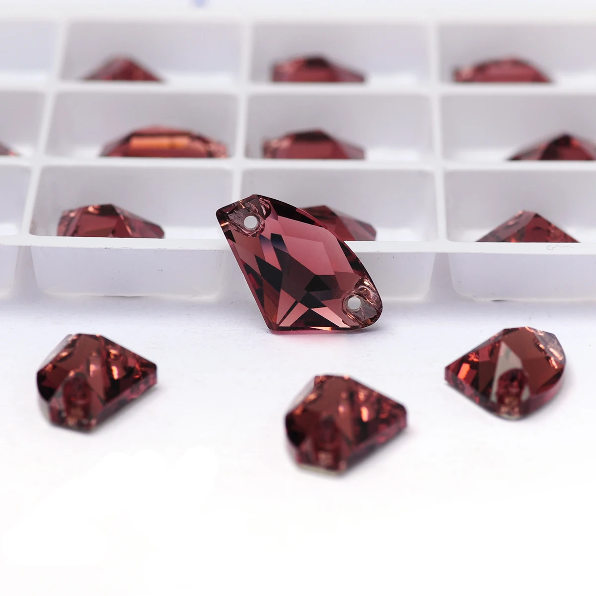 Burgunderrote K9-Glas-Strasssteine mit flacher Rückseite, gemischte Form, zum Aufnähen von Strass-Diamanten für Hochzeitskleid-Dekoration, Nähkristallen – Detail 4