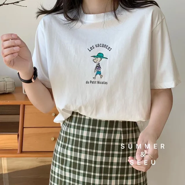 여름 패션에 활기와 편안함을 더하는 뚱뚱한 소녀 블루 티셔츠
