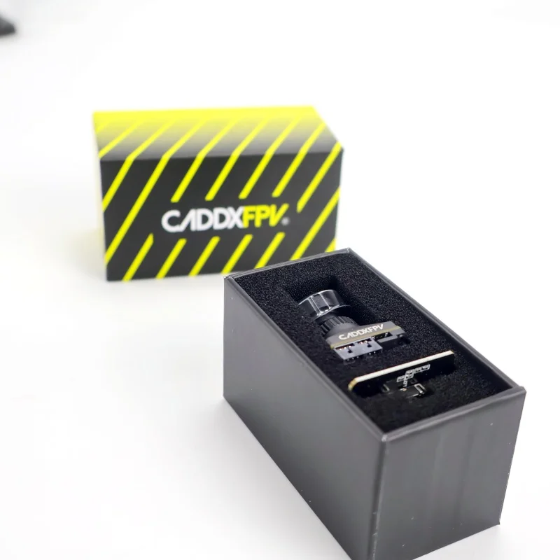 Caméra FPV CADDX Ratel Pro 1500TVL fixée sur un drone, prête pour le vol freestyle en condition de faible luminosité.