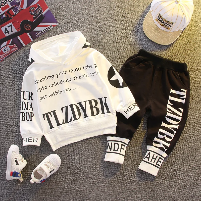 

2023 Korean Spring and Autumn Children's Clothing Suit Fully Printed Letters Round Neck T-Shirt Pants Sports Suit