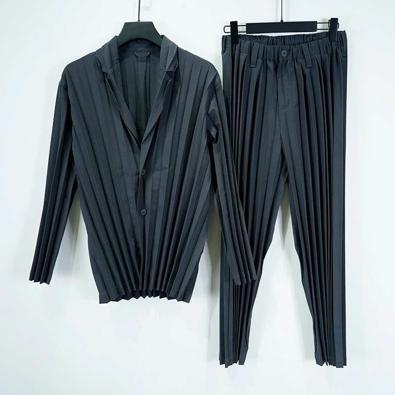 Miyake – costume plissé pour hommes