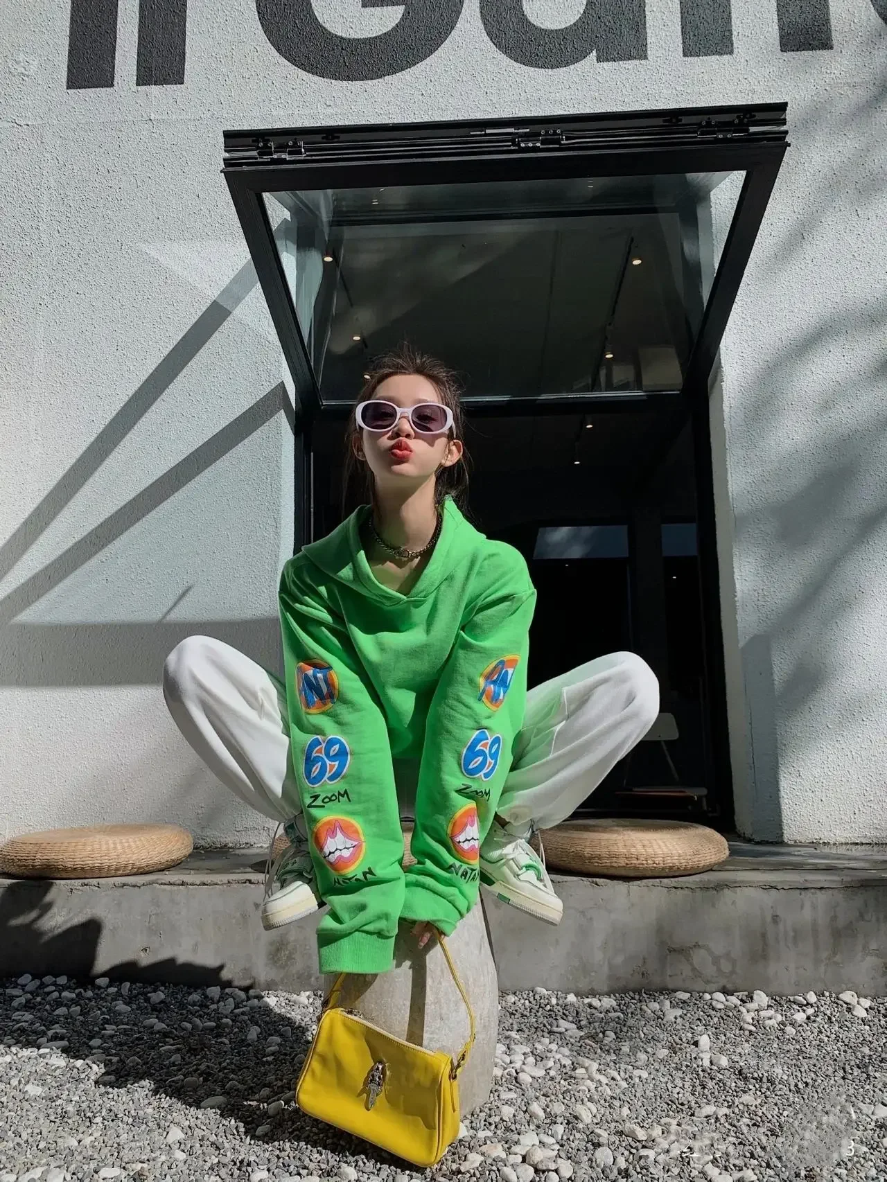 

Высококачественная толстовка унисекс с капюшоном и изображением граффити из хромированных сердец 2024