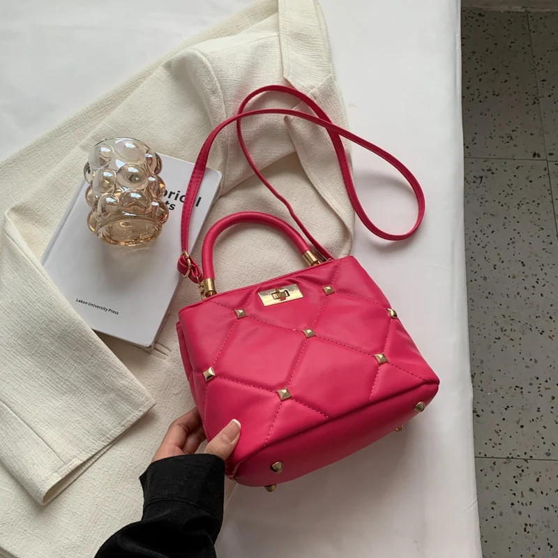 

Роскошные сумки через плечо с заклепками для женщин, сумка из искусственной кожи в клетку с бриллиантами, Женская стильная сумка-мешок, женский маленький кошелек