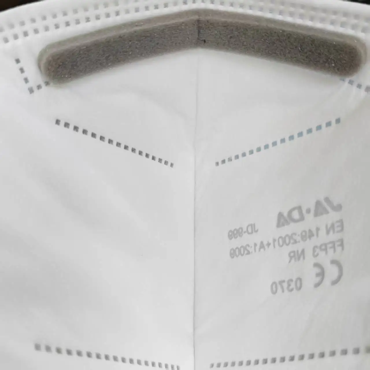 Masque FFP3 7 couches certifié CE UE porté par une personne, couvrant nez et bouche.