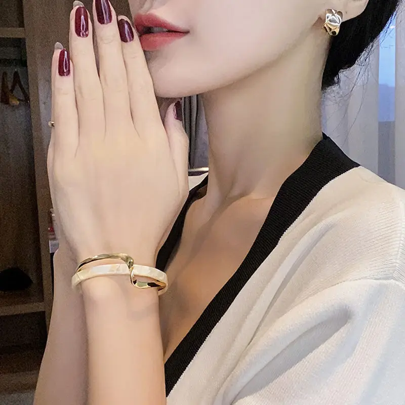 2024 New Korean Curved Metal Bracelet Exquisite Elegant Fashion Simple Bracelet Women's Jewelry 4