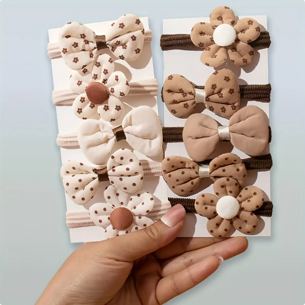 مجموعة مكونة من 10 قطع من إكسسوارات الشعر الرياضية للفتيات اللطيفة تتميز بتصميم زهور وربطة عنق، باللون البيج الفاتح.