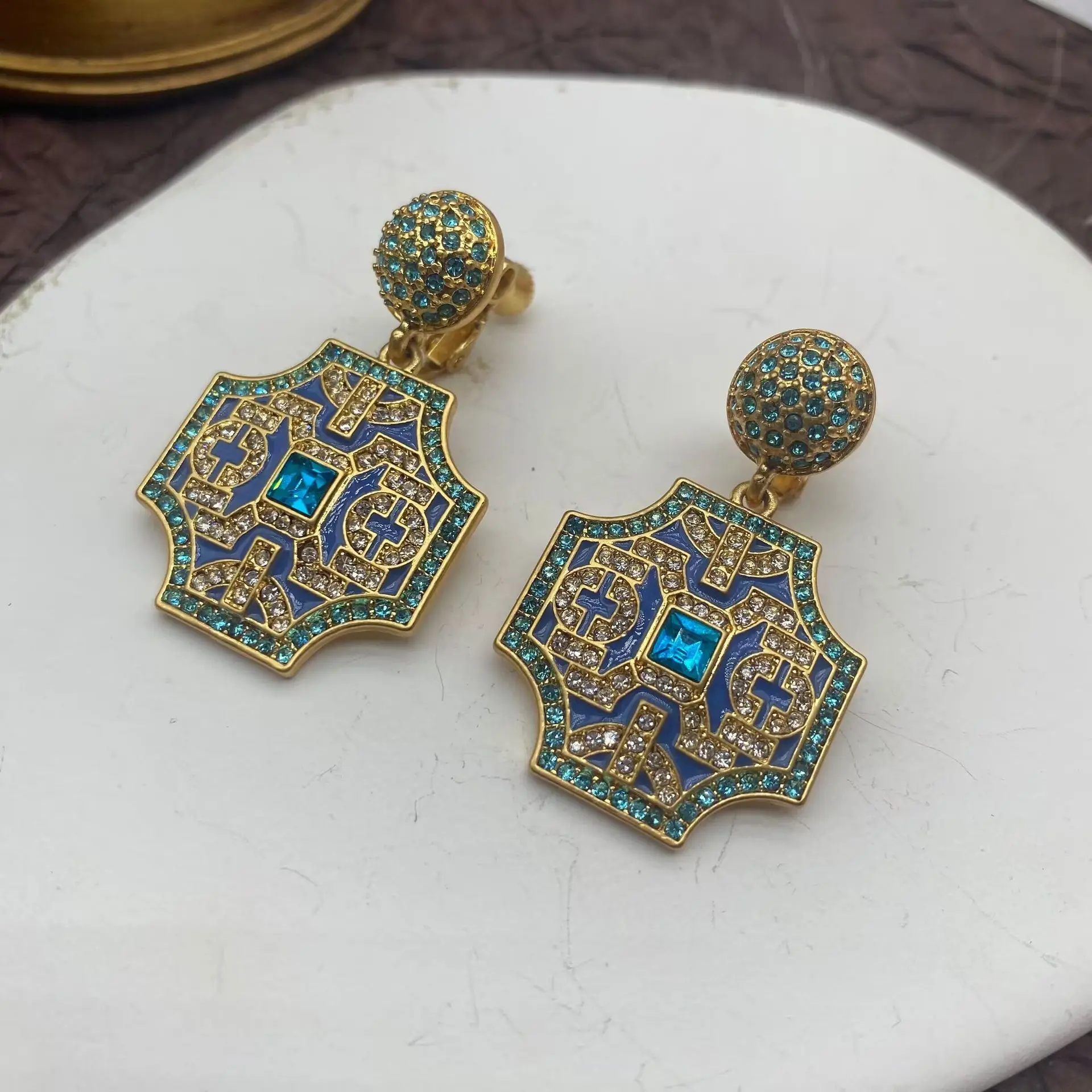 

Retro diamond patterned luxury label earrings for women