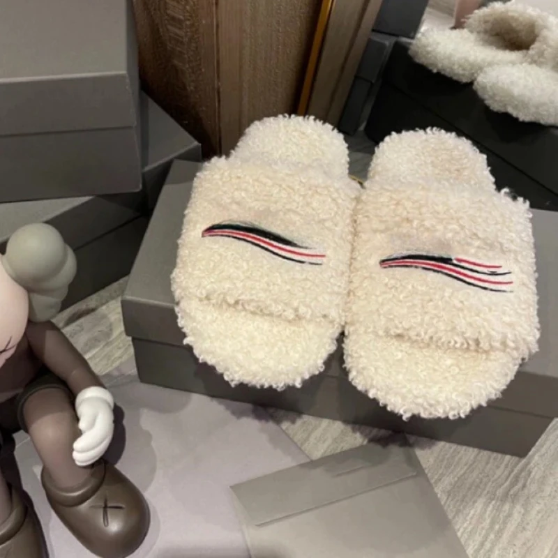 2024 European and American autumn and winter new ladies flat shoes, fashionable outerwear fluffy slippers