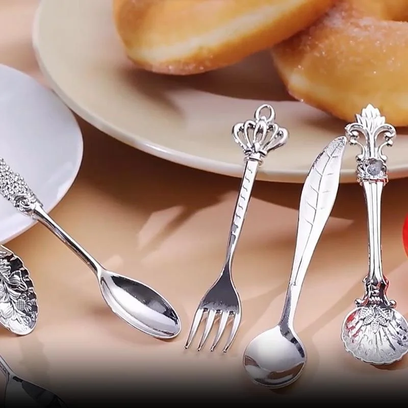 6pcs 빈티지 숟가락 포크 로얄 스타일 골드 새겨진 커피 차 스푼 스낵 과일 Prikkers 디저트 포크 칼 붙이 세트 주방 도구