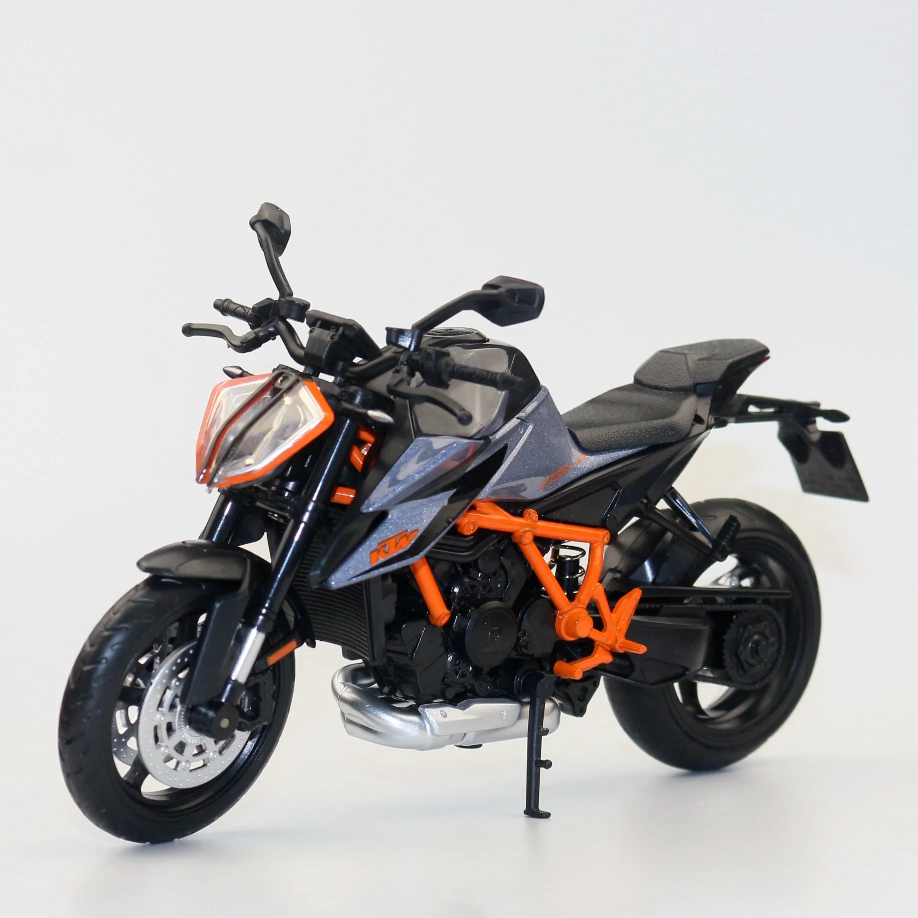 1/12 KTM 1290 スーパーデューク R 2022 おもちゃのオートバイ CCA