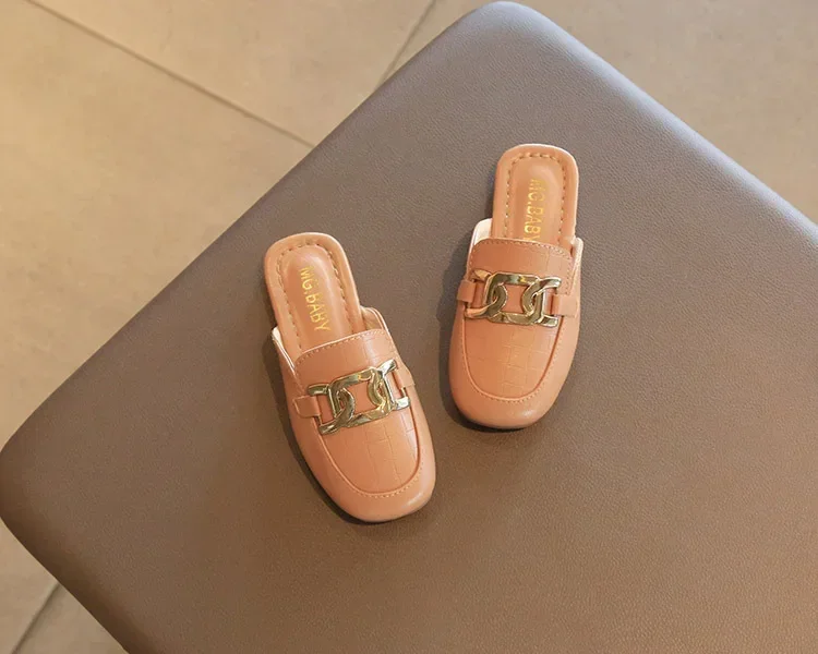 الأطفال الصنادل للفتيات 2024 صيف جديد الفتيات مغطاة أصابع شبشب جلدي مسطح عادية كسول المعادن الكورية الاطفال موضة الشقق