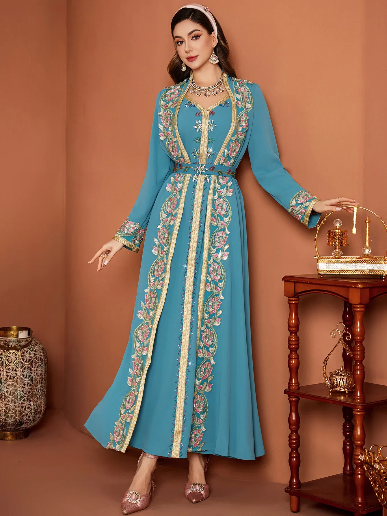 جلابية سماوية بتطريز فاخر وحزام