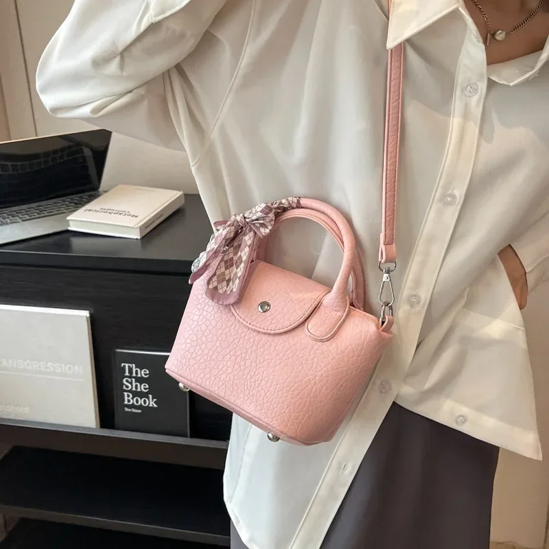 

Small French fashion small bag women's 2023 new simple and popular hand carrying one shoulder foreign style slung small