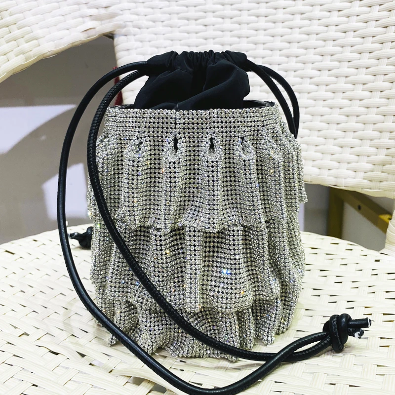 thumbnail image 1 of Bolso de noche para mujer, bolsos de diseñador de lujo, novedad de 2023, en PU, PVC, arrugado, brillante, imitación de diamantes, cadena, bolsos de hombro tipo cubo, 1 of 5