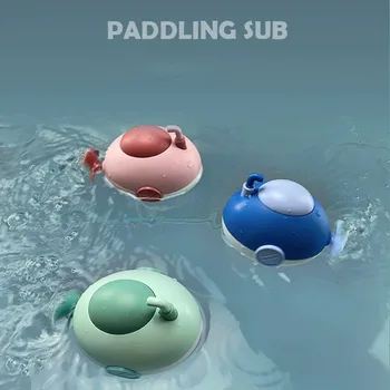 Bambino fa il bagno e si diverte nell'acqua, sottomarino, animaletto a molla, gioco in bagno, giocattoli per bambini