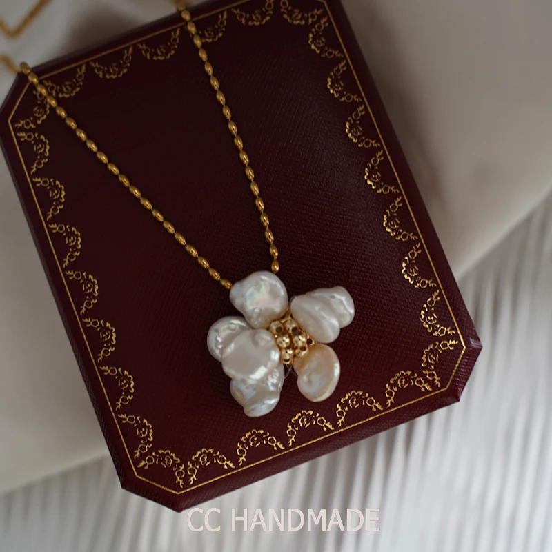 

Handmade Natural Pearl Big Petal Necklace Clavicle Chain French Retro Women's Color-Retaining Titanium Steel Gold Plated