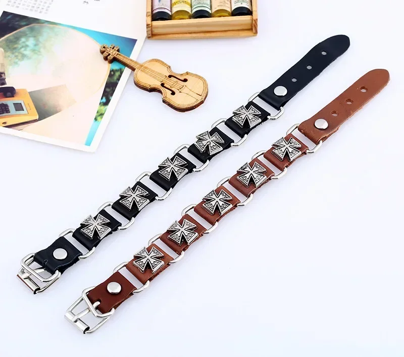 2 set di 2 braccialetti in pelle di vacchetta in stile punk rock con rivetti a punta all'ingrosso
