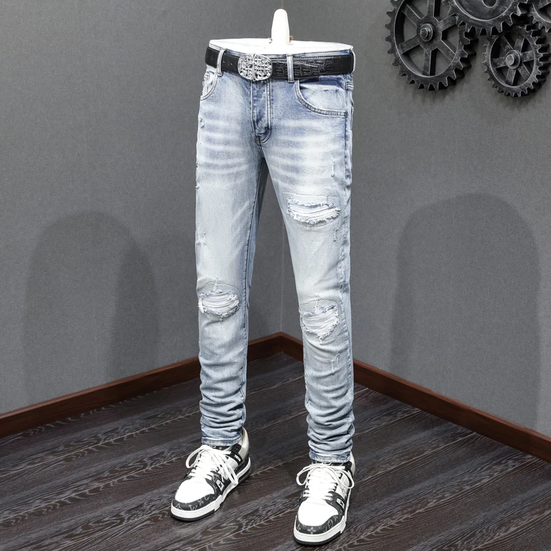 The latest designer's fashionable new men's jeans are washed, elastic, slim fit, light blue slit jeans, high street trendy hip-h