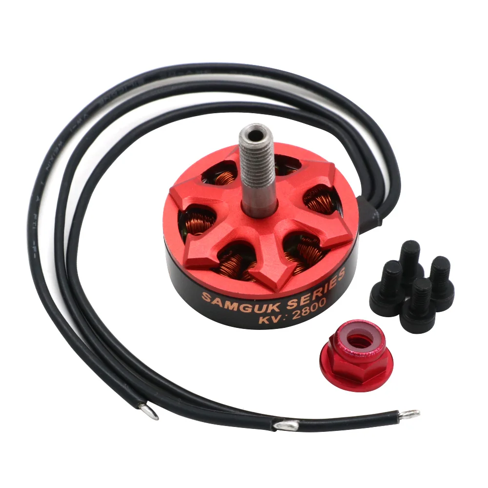 Moteur brushless Shu 2306 pour drone FPV, dessus avec hélices attachées et connecteurs