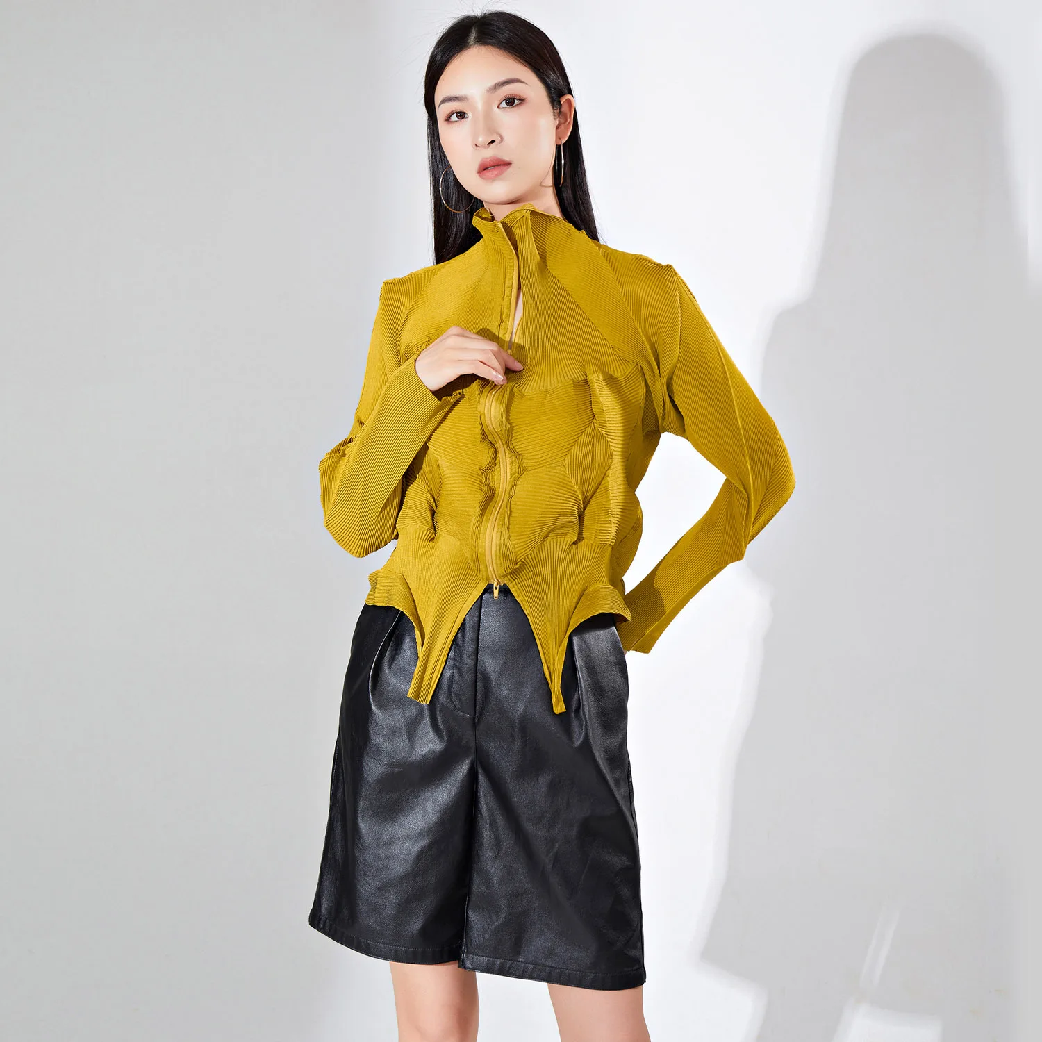 

Women's fashion short coat autumn new irregular long sleeve zipper pleated top