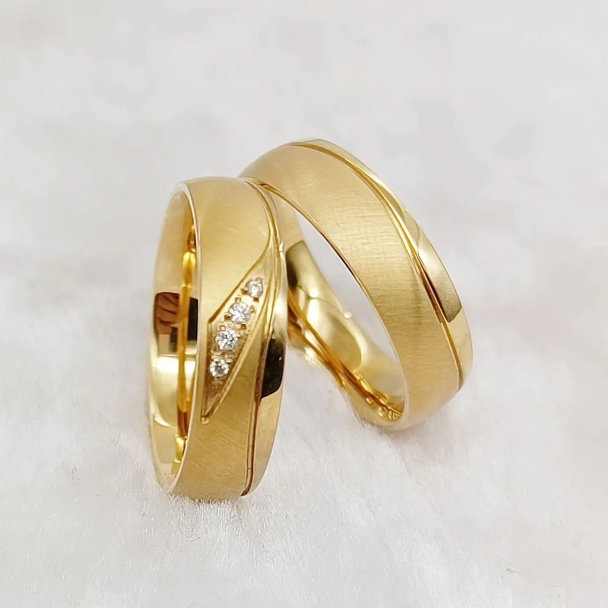 casal com aliança de compromisso, image size:1232x1232