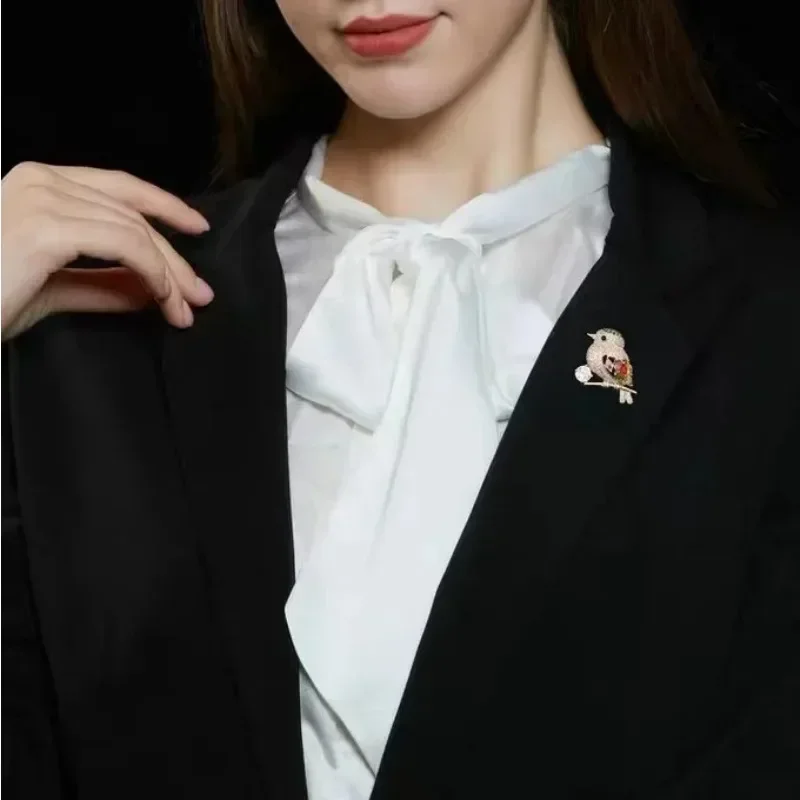 1 Pcs Magpie Bird Brooch High-end Japanese Cute Anti Glare High-end Feeling Personalized Suit Colored Pin Brooch Accessories