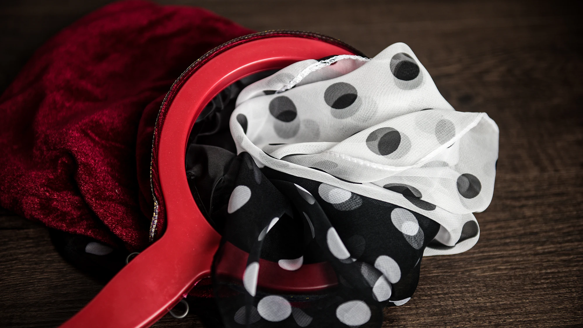 

Repeat Zipper Change Bag Black and white dots silks gimmicks Magician prop Magic Tricks Toy Make Things Appear or Disappear