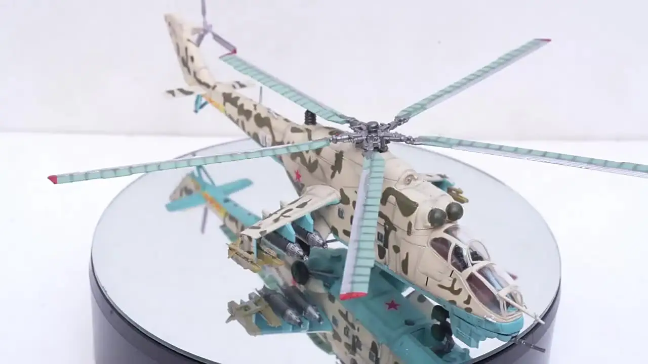 Mi-24 ヘリコプター 1/72 スケール Tamiya/ Italeri 1/72 Mil MI-24 Hind Helicopter Model - YouTube
