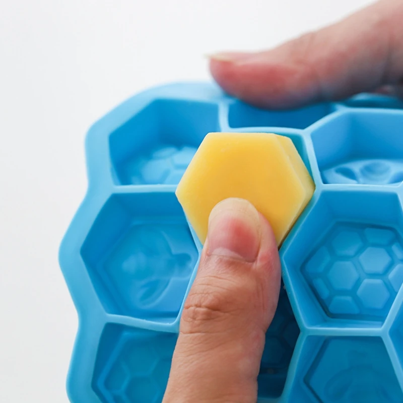 16 Cells Bee Honeycomb Shaped 3D Soap Molds Silicone Bee Hive Moulds for Homemade DIY Cake Mousse Jelly Candy Silicone Mold