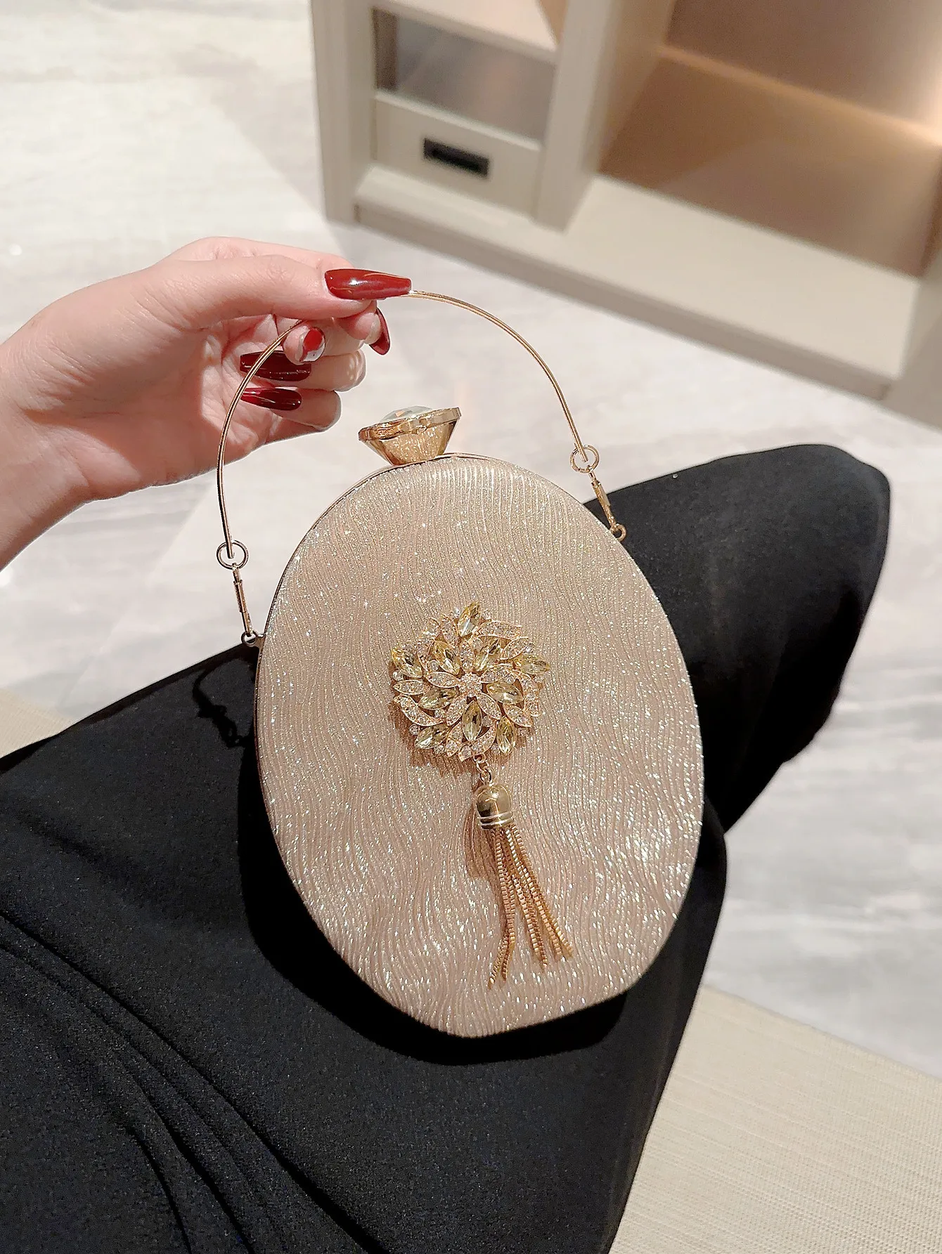 

2023 New Womenn Egg Shaped Clutch Bags Diamond Evening Bags With Chain Party Dinner Tassel Wallets 3 Colors Drop Shipping