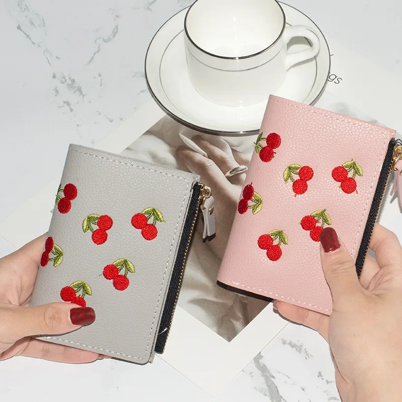 

Короткий кошелек в южнокорейском стиле, Женская Корейская версия, с вышивкой, миниатюрный студенческий зажим для денег, личи, индивидуальная сумочка на молнии, Чехол для карт