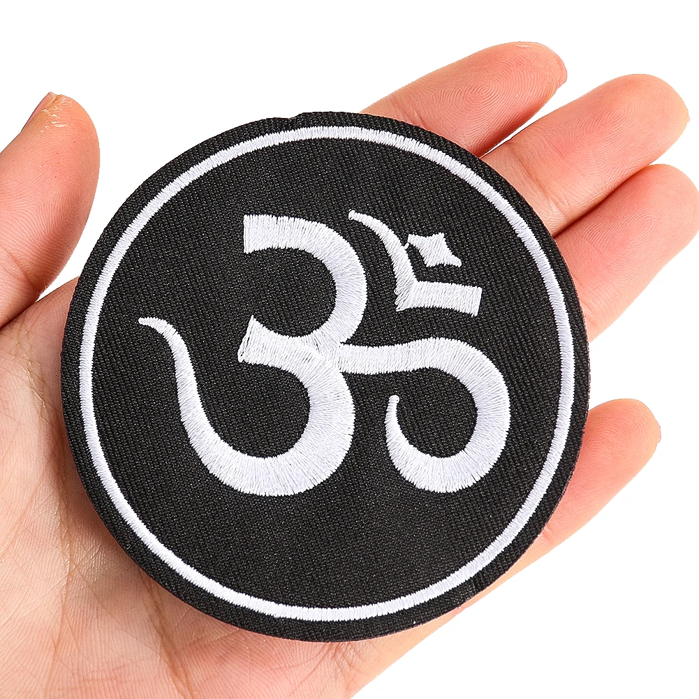 Toppa Ricamata Aum Om Buddhista - Termoadesiva E Da Cucire, Diametro 8 Cm, Colori Arcobaleno