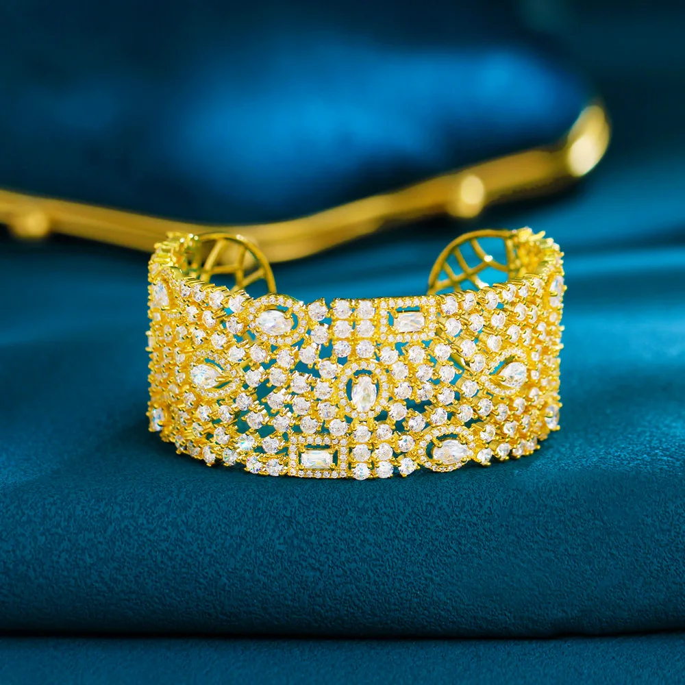 Pera Luxury Dubai Gold Color Shiny Cubic Zirconia Large Wide Open Cuff Bangle for Women Statement Hand Wear Banquet Jewelry Z084