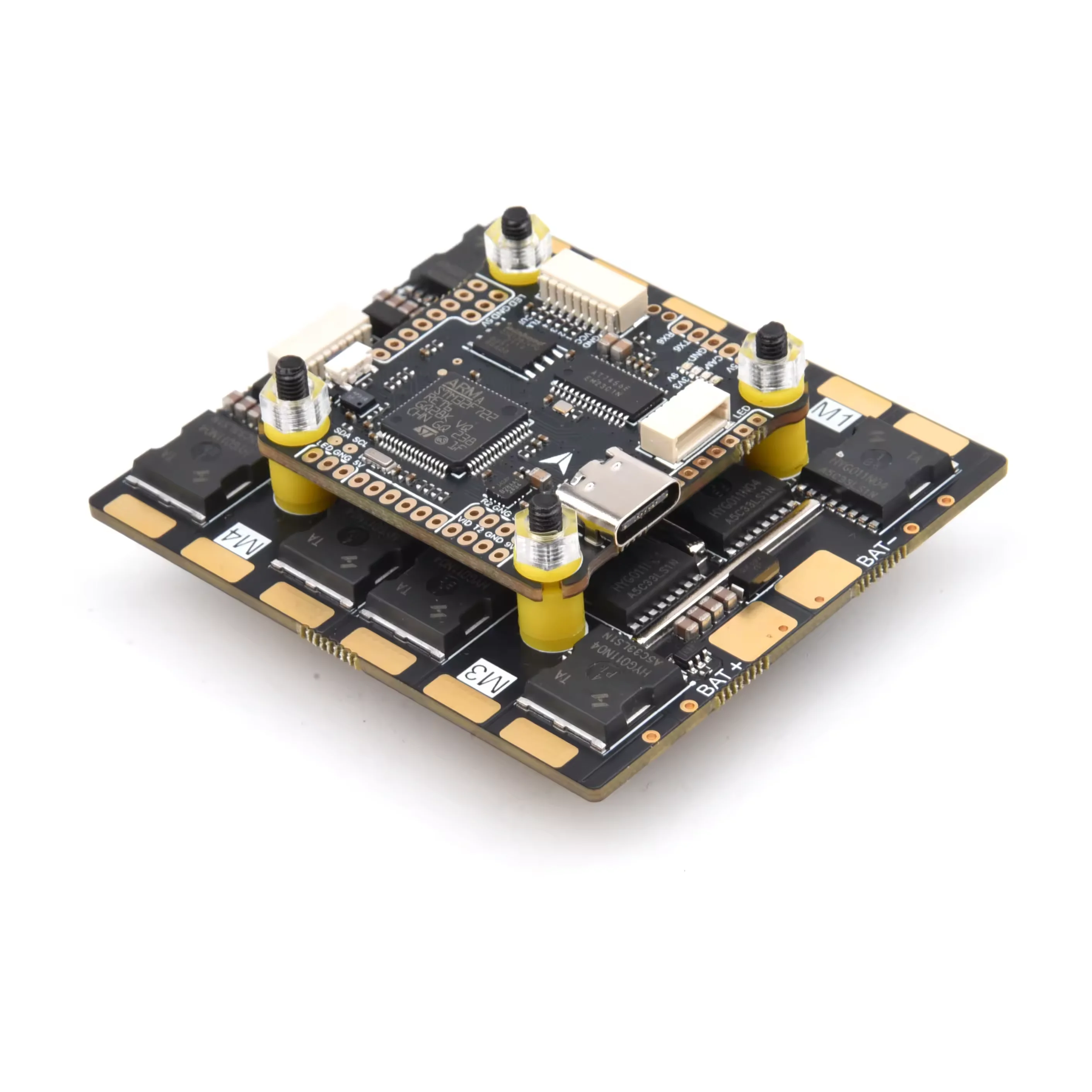 Contrôleur de vol F722 et ESC 100A 4-en-1 installé sur un drone de course, avec hélices et cadre.