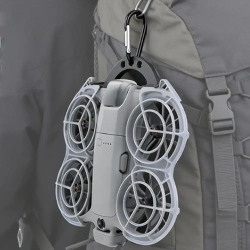 Crochet de fixation pour sac à dos DJI NEO 2, support portable noir en gros plan, détails du mécanisme de verrouillage.