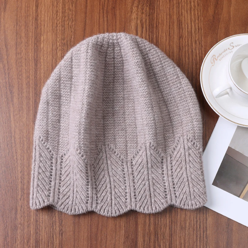 Einfarbige Strickmütze aus 100 % Wolle mit ausgehöhltem, gewelltem Rand. Modischer, lässiger und warmer Pfeilabsatz-Kopfbedeckung für den Winter – Detail 8