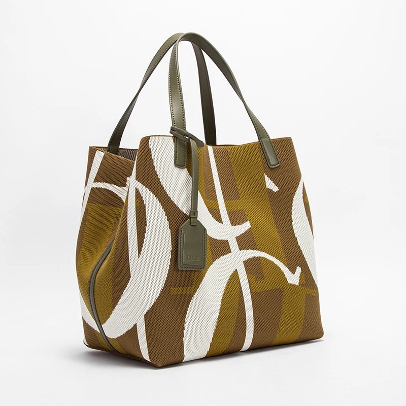 تتوفر حقائب يد نسائية ذات سعة كبيرة، بتصاميم متعدد...