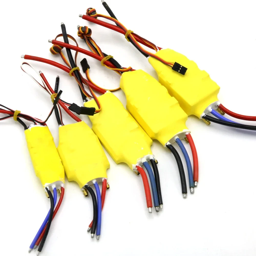 Variateur ESC pour bateau RC installé dans la coque, avec câbles de puissance et de signal.