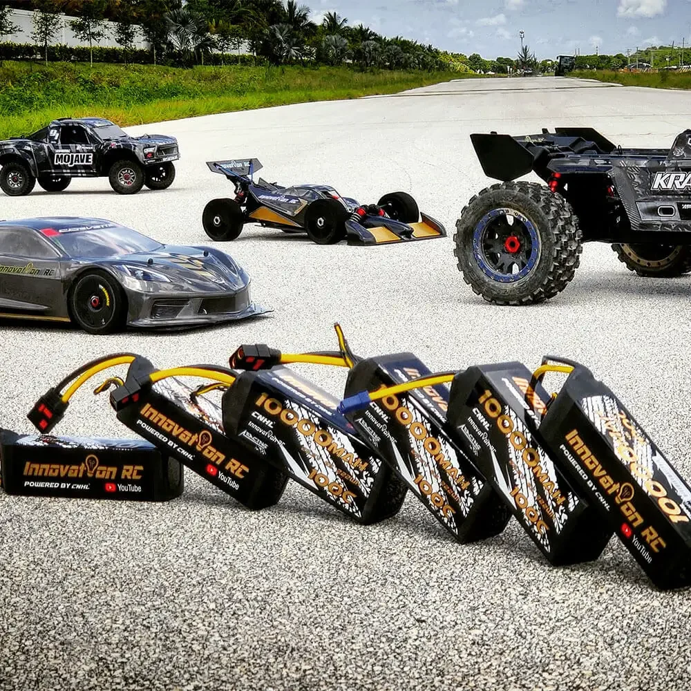 Batterie Lipo CNHL 4S 6S 10000mAh 100C posée à côté d'une voiture RC avec câbles