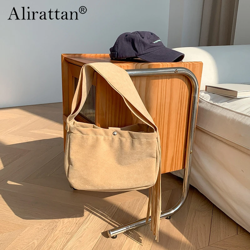 

Новая зимняя сумка-мессенджер Alirattan с широким ремнем через плечо, Вместительная женская сумка через плечо, модная сумка, плюшевая сумка с бахромой