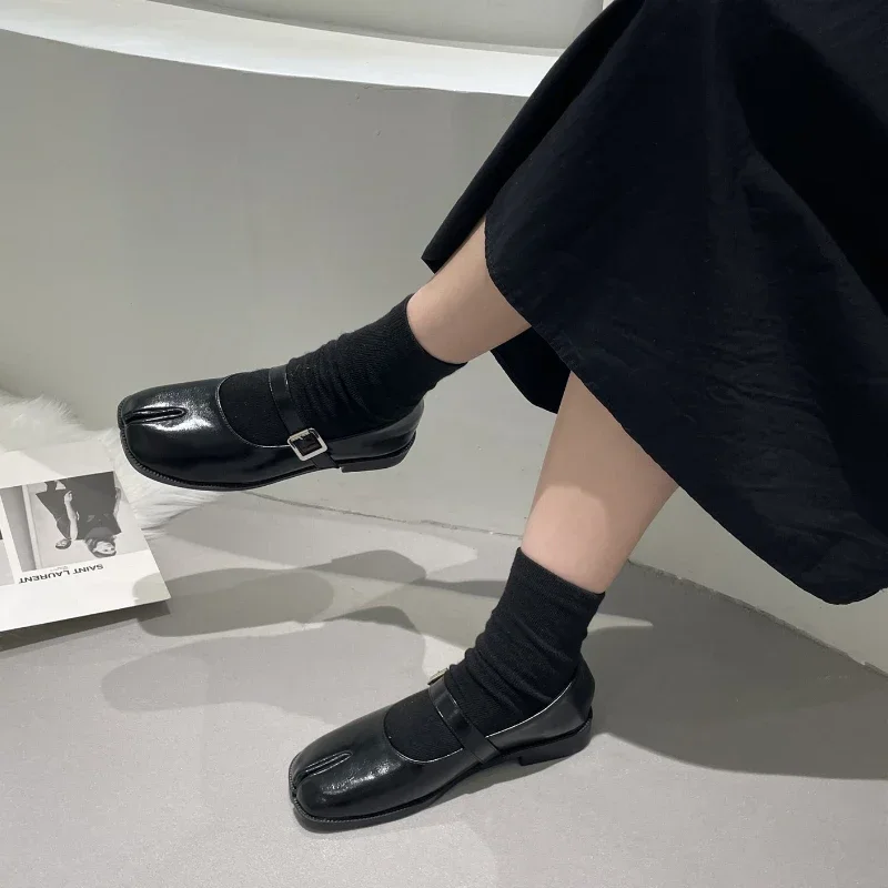 Novelty Split Toe flat shoes woman quality leather mary janes Japanese style trotters flats ankle bele Tabi ninja loafers women 2