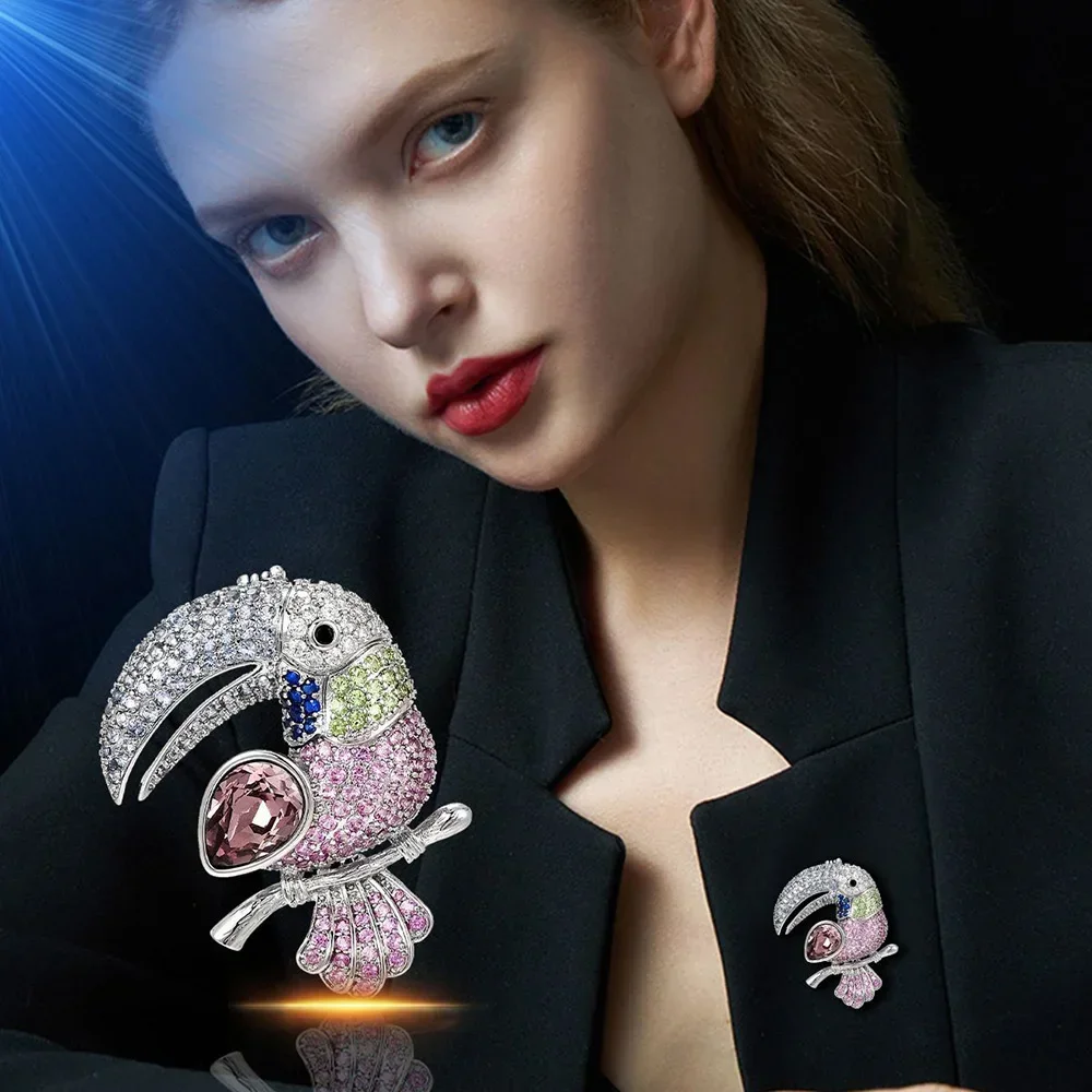 

Fashionable big mouth Parrot Brooch for women Luxury Inlaid zircon crystal bird Pins Clothing catwalk accessories jewelry gifts